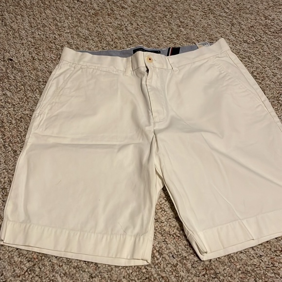 WHITE TOMMY HILFIGER CLASSIC FIT MEN'S SHORTS - Picture 3 of 7